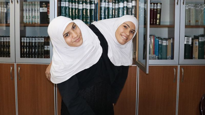 Kahramanmaraş'taki siyam ikizleri kütüphanede çalışmaya başladı