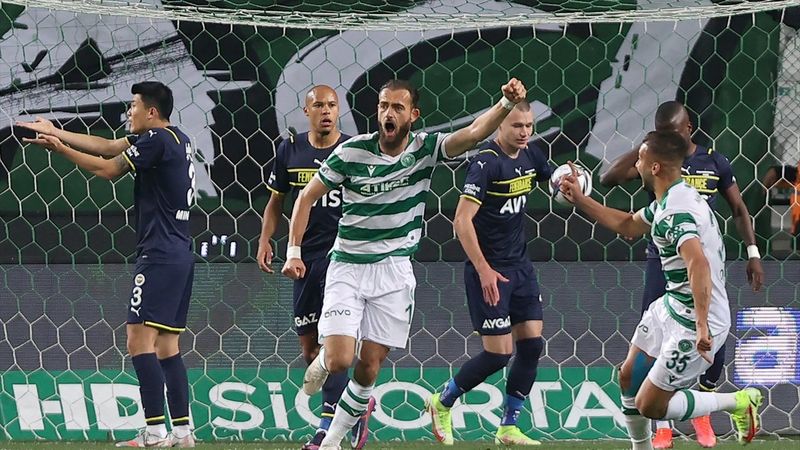 Konyaspor, Fenerbahçe'yi 2 golle geçti