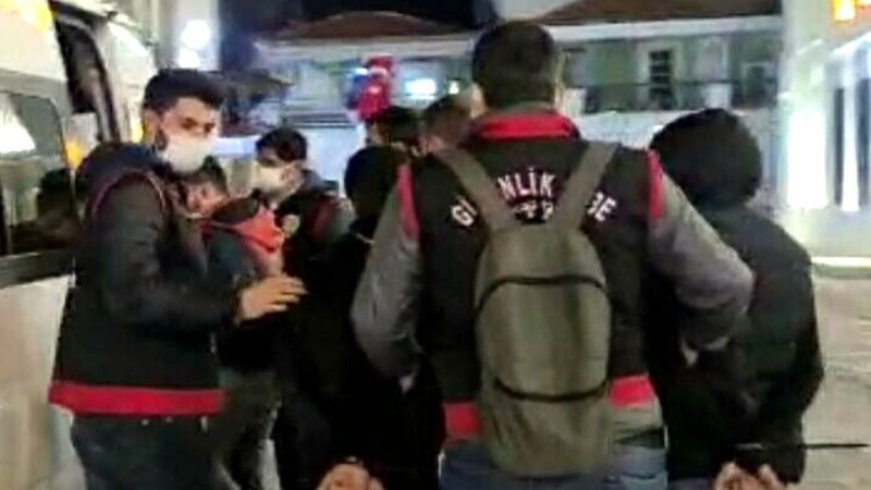 İzmir'de muz yeme paylaşımı yapan 8 Suriyeliye gözaltı