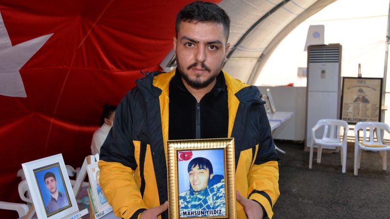 Evlat nöbetindeki ağabey: Kardeşim ve diğerleri dönene kadar buradayız