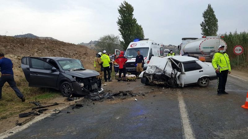 İzmir'de iki otomobil kafa kafaya çarpıştı: 3 ölü