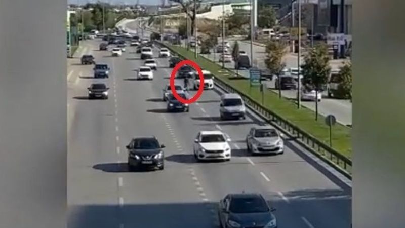 Bursa'da vızır vızır geçen araçların arasında canını hiçe saydı