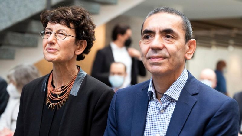 Özlem Türeci ve Uğur Şahin'den koronavirüse ilişkin: Birkaç yıl daha virüsle uğraşacağız