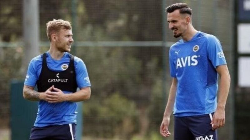 Max Meyer ve Berisha formayı unuttu
