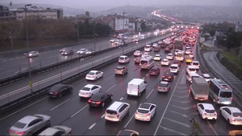 İstanbul’da yağmur yağdı, trafik yoğunluğu yüzde 72 oldu