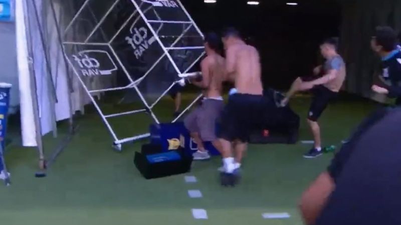 Gremio taraftarları VAR sistemini parçaladı