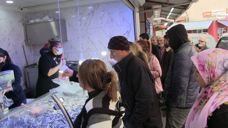 Artvin'de 5 liradan verilen hamsiler 6 saatte 75 ton satıldı