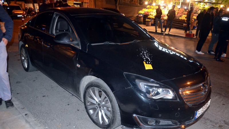 Avcılar'da torbacılar otomobili kurşunladı