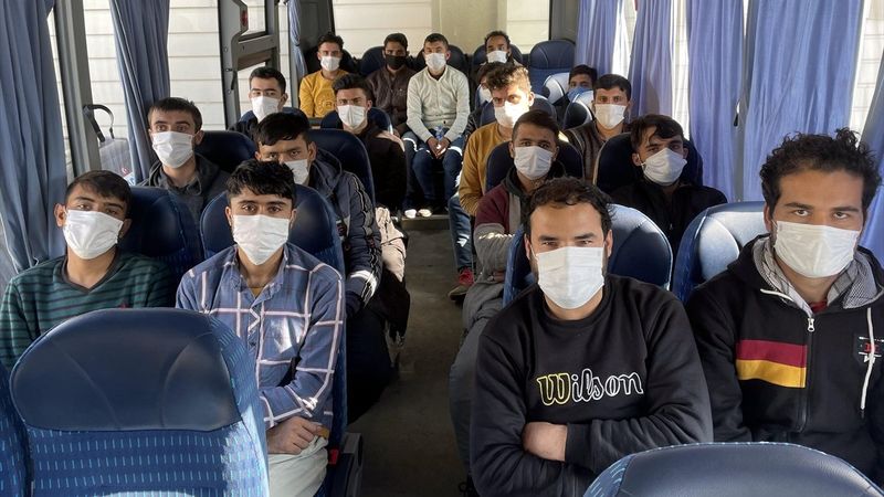 Ardahan'da 3 araçta, 27 kaçak göçmen yakalandı