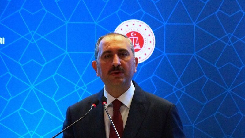 Abdulhamit Gül: Eski Türkiye'de hukukun eline çekiç verdiler