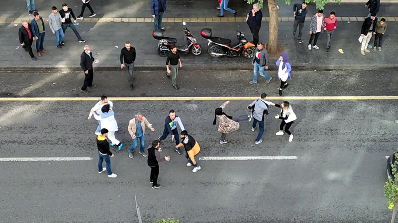 Diyarbakır'da kadınların da olduğu iki grup kavga etti