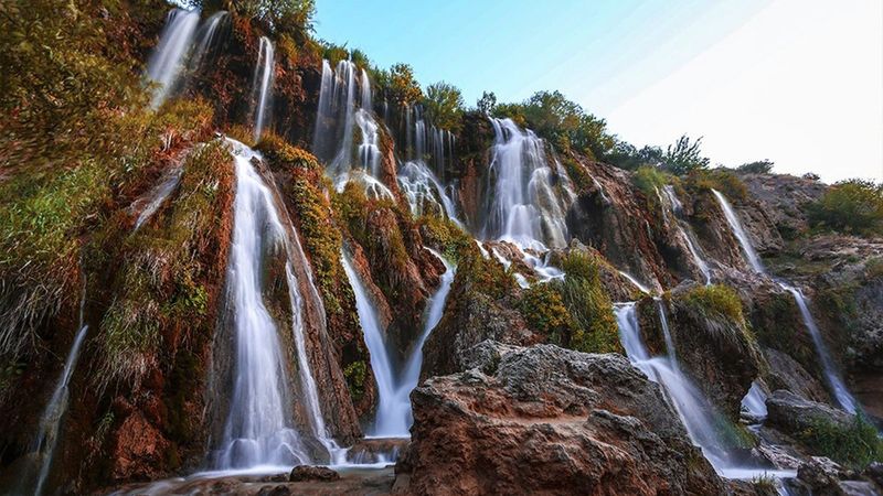 Erzincan'daki Girlevik Şelalesi, sonbaharda da misafirlerini ağırlıyor