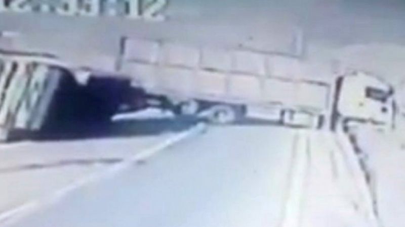 Sakarya’da facianın eşiğinden dönülen kaza kamerada