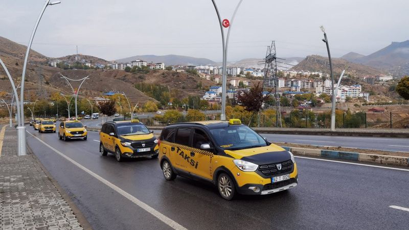 Tuncelili taksiciler, akaryakıt zammını boykot etmek için konvoy yaptı