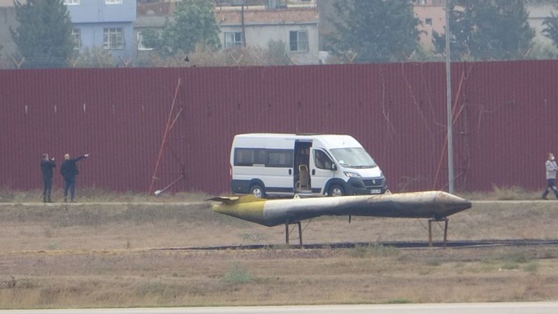 Polise yakalanan göçmenler Adana Havalimanı'na girdi