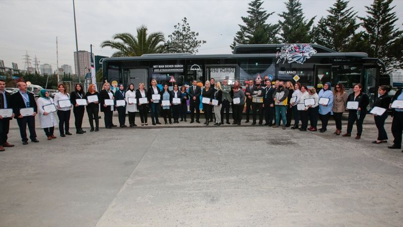 İETT'nin 24 kadın şoförü sertifikalarını aldı