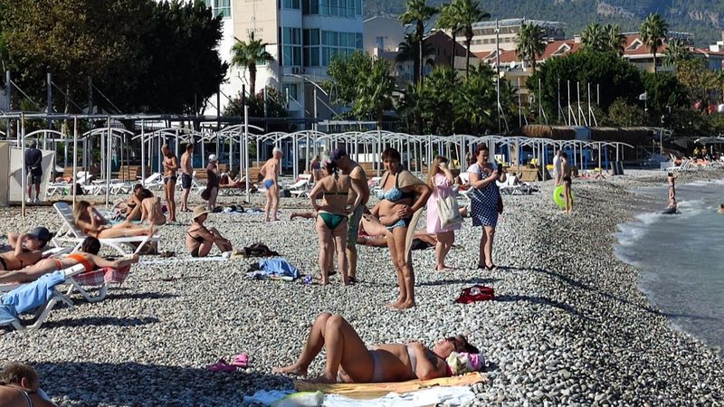 Antalya'daki turistlerin deniz keyfi sürüyor