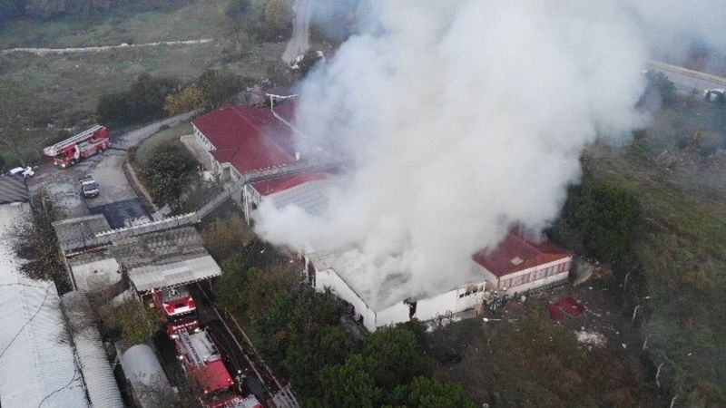 Maltepe'de atık kağıt deposunda yangın