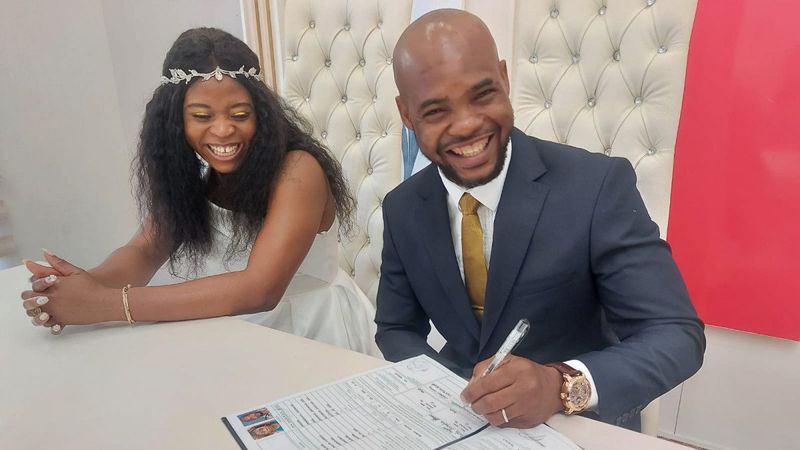 Bursa’da Nijeryalı çiftin nikahında damat, sandalyeye çıkarak evet dedi