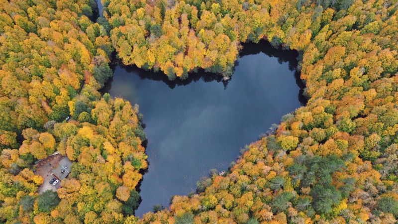 Bolu'da Yedigöller, sonbahar renklerine büründü