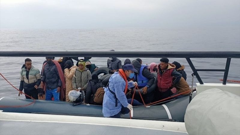 İzmir açıklarında 212 düzensiz göçmen kurtarıldı