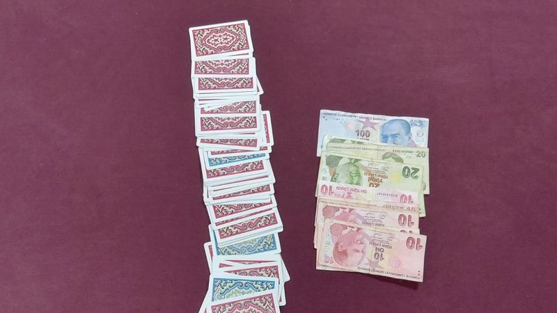 Maltepe'de kıraathanede kumar oynayanlara ceza verildi