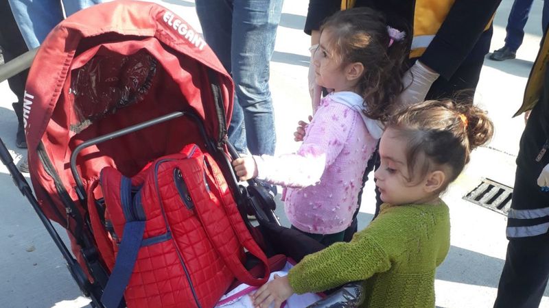 Batman'daki kazada anne can verirken, kızlarını kurtardı