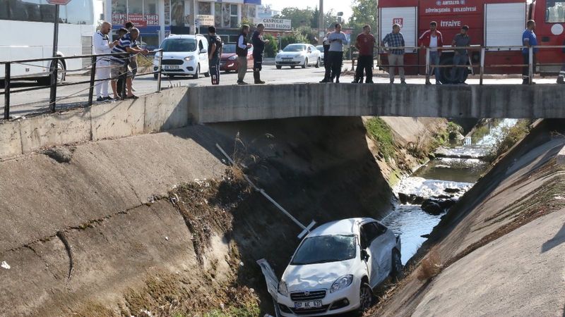 Antalya’da otobüs ile çarpışan otomobil kanala uçtu