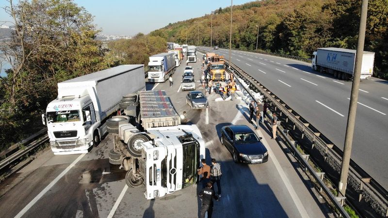 TEM Otoyolu’nda, şeker yüklü tır devrildi