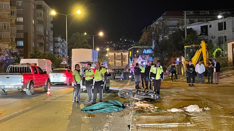 Antalya'da hafriyat kamyonunun çarptığı motosikletli öldü