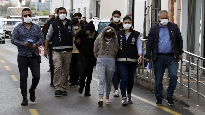 Adana'da pencereden düşüp ölen adamın sevgilisiyle ailesi tutuklandı