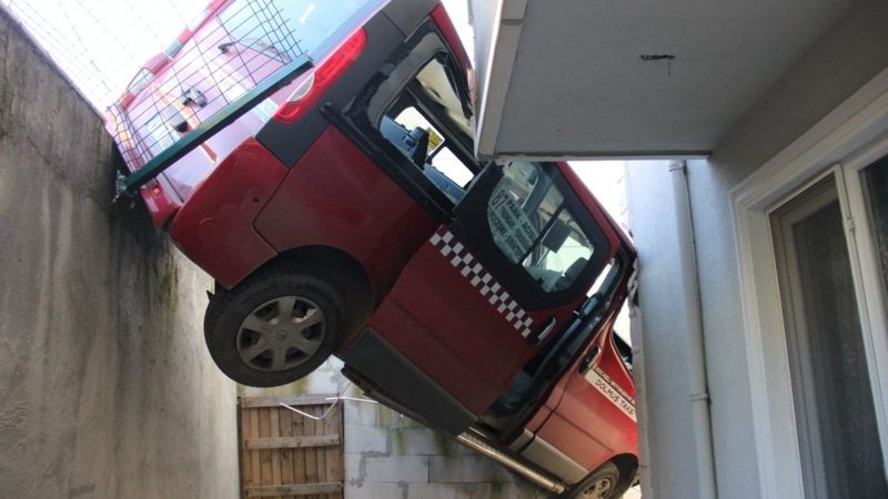 Kocaeli'de dolmuş taksi, apartman boşluğunda asılı kaldı