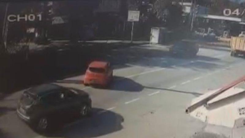 Sakarya'da otomobille cipin kafa kafaya çarpışması kamerada