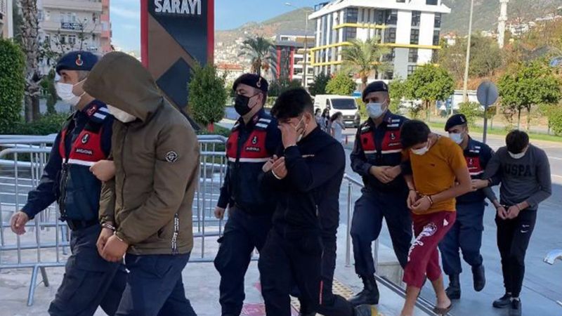 Antalya'da 100 bin TL'lik avokado çalan hırsızlar yakalandı