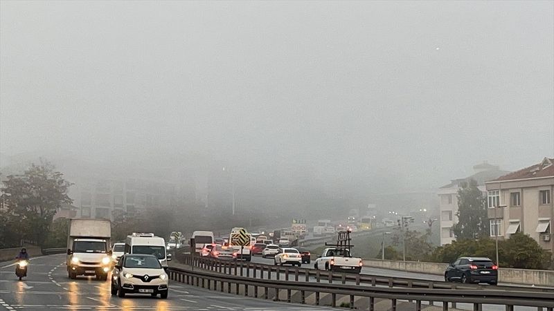 İstanbul yoğun sis altında: Trafik durma noktasına geldi
