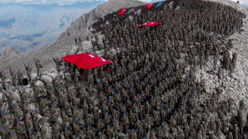 Komandolar şehitler anısına Davraz Dağı'na tırmandı