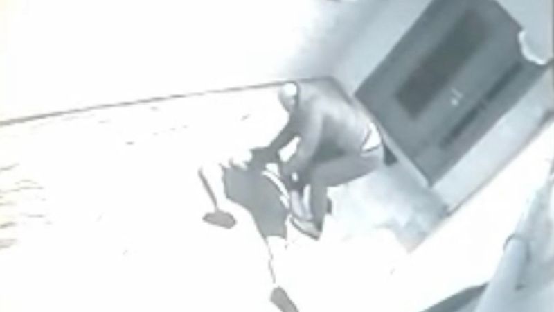 Sarıyer’de husumetlisini boğazından bıçakladı