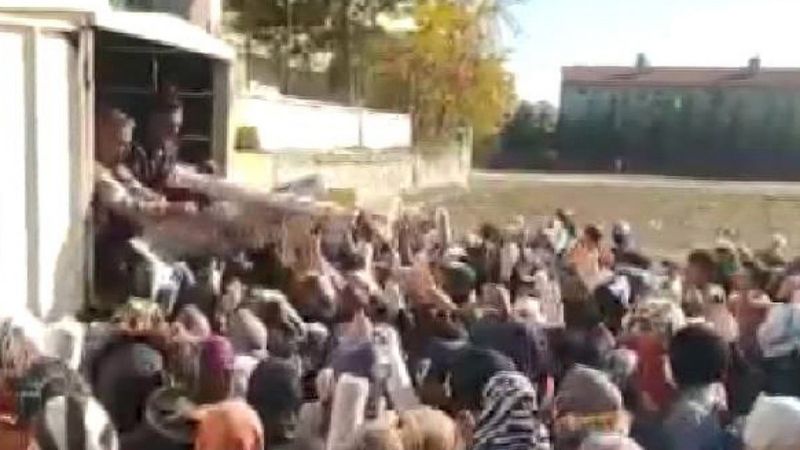 Yozgat’taki mağazanın halı indirimi izdihama neden oldu