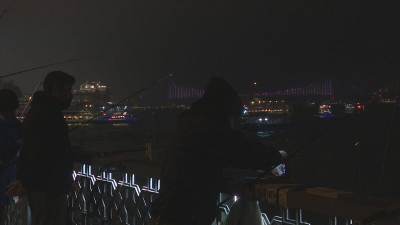 Galata Köprüsü'nde sis altında balık tutma keyfi