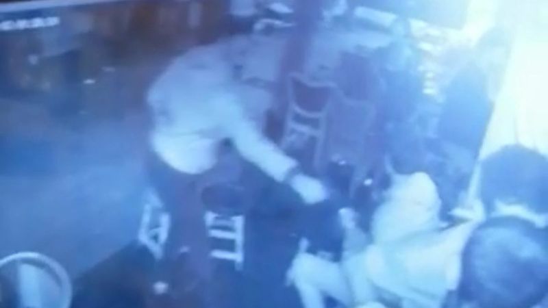 Beyoğlu’nda bara alınmayınca 2 kişiyi vurdu