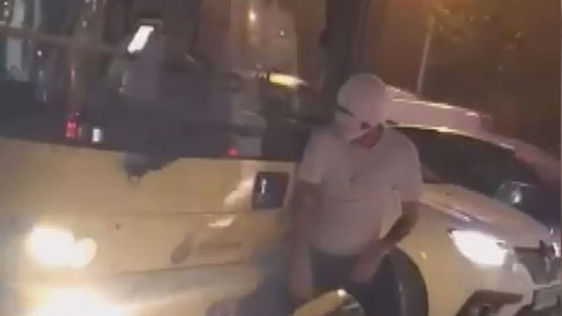 Beşiktaş’ta, omzuyla İETT otobüsünü durdurmaya çalıştı