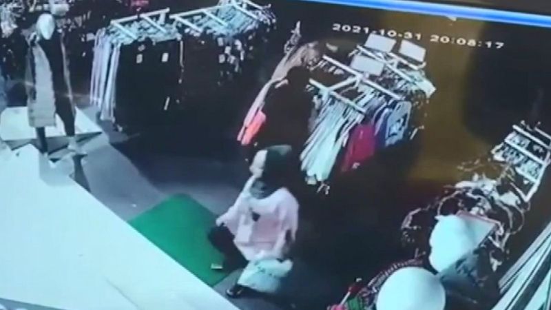 Esenyurt’ta kıyafet deneyen müşterinin cüzdanı çalındı