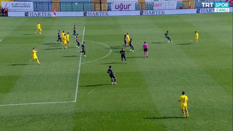 İstanbulspor-Menemenspor maçında tartışmalı pozisyon