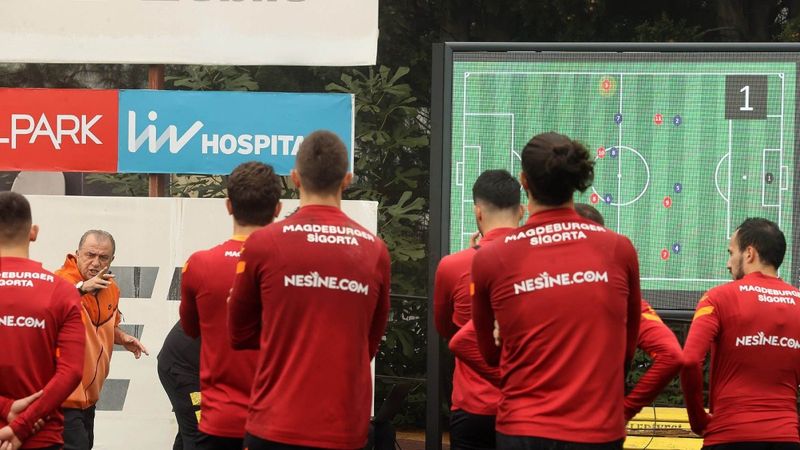 Galatasaray antrenmanında dev ekran ayrıntısı