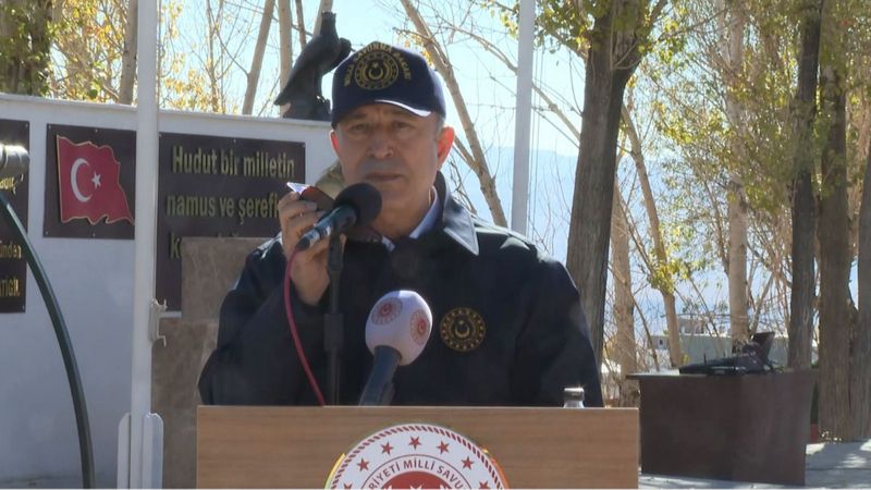 Hulusi Akar: Şehit ailelerimize her şekilde saygılı davranmak boynumuzun borcudur