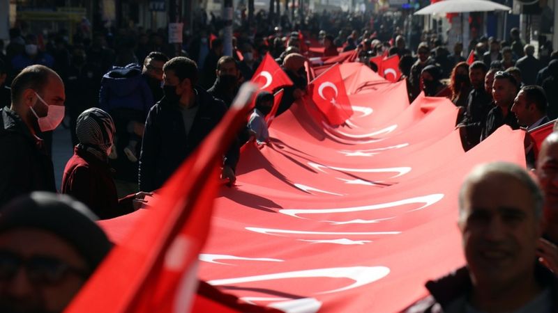 Şehit yakınları İyi Partili Lütfü Türkkan'ı protesto etti