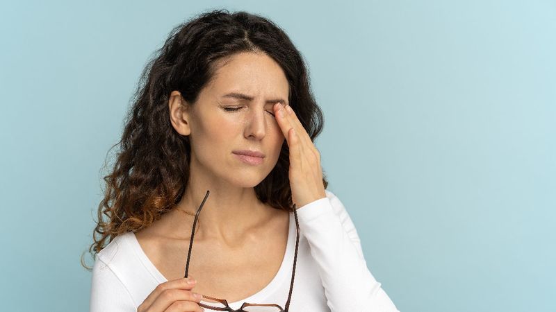 Göz seğirmesi neden olur ve nasıl durdurulur