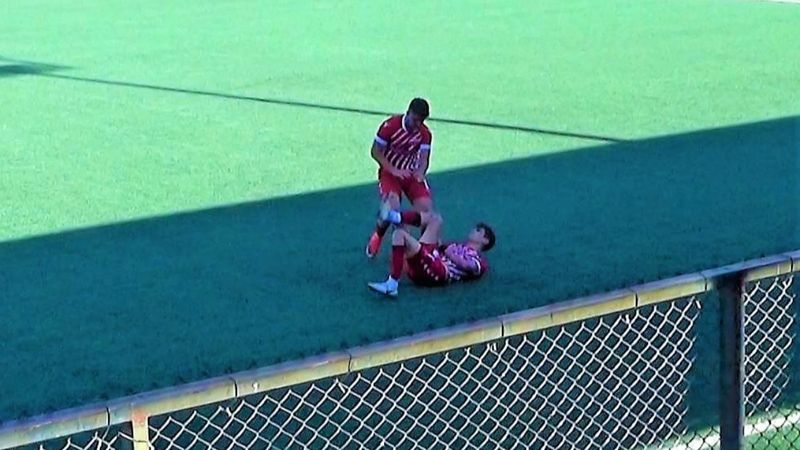 Süper Amatör'de iki takım arkadaşı yumruk yumruğa kavga etti