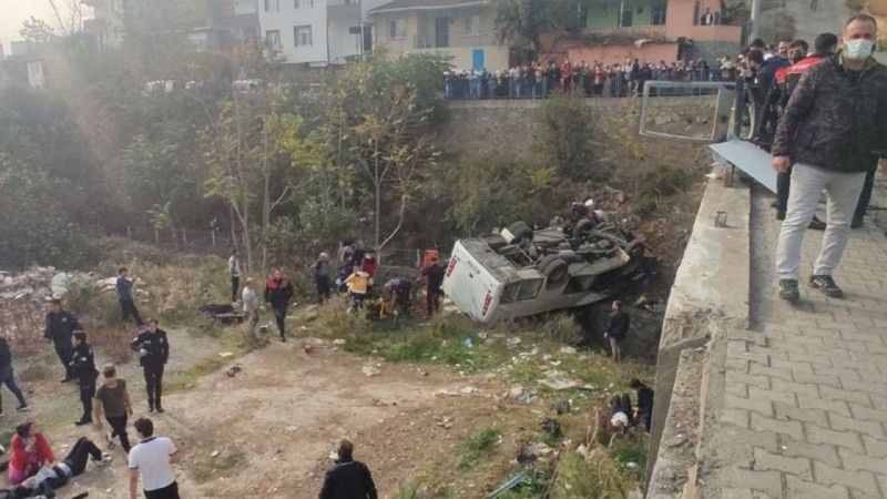Kocaeli'de servis midibüsü dere yatağına uçtu