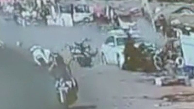 Hindistan'daki otomobil, motosikletli grubu altına aldı: 3 ölü